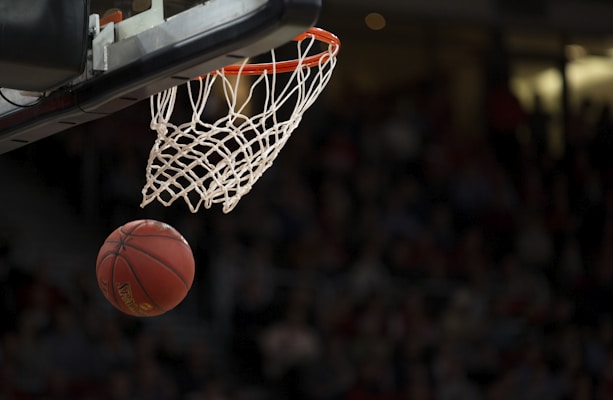 NBA篮球比赛精彩瞬间 - 球员激烈对抗扣篮画面